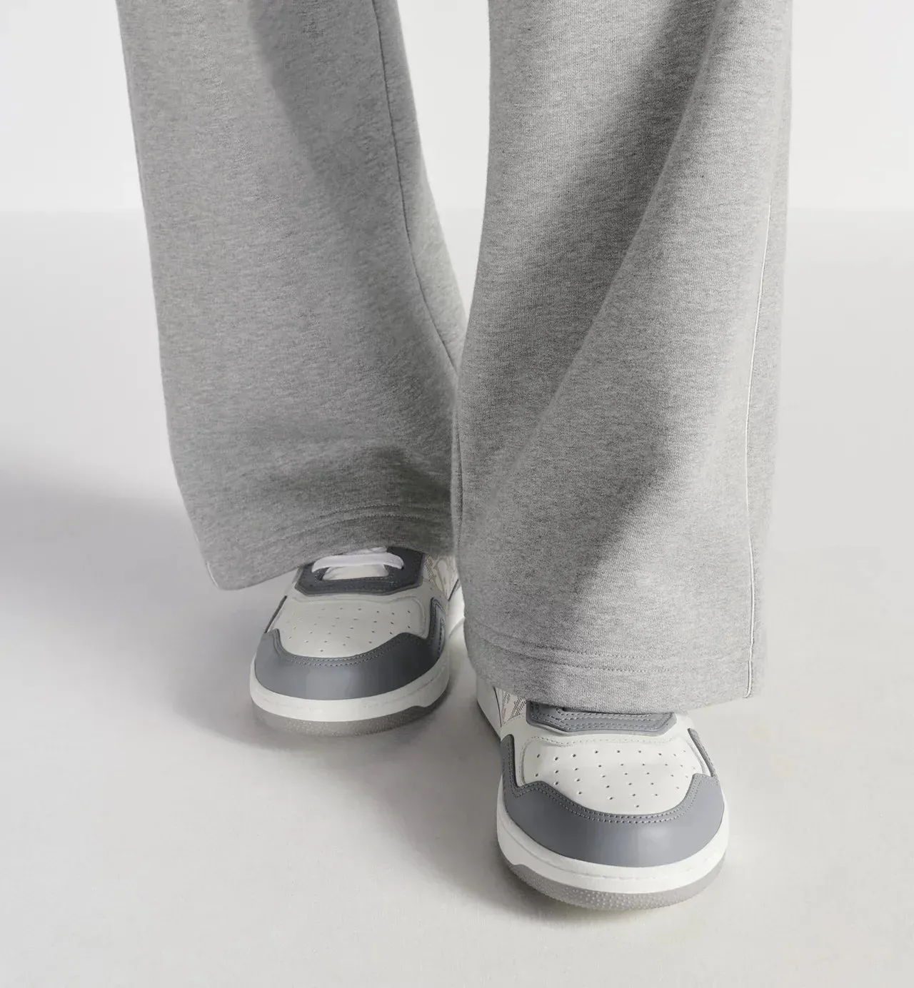 B27 Low-Top Sneaker