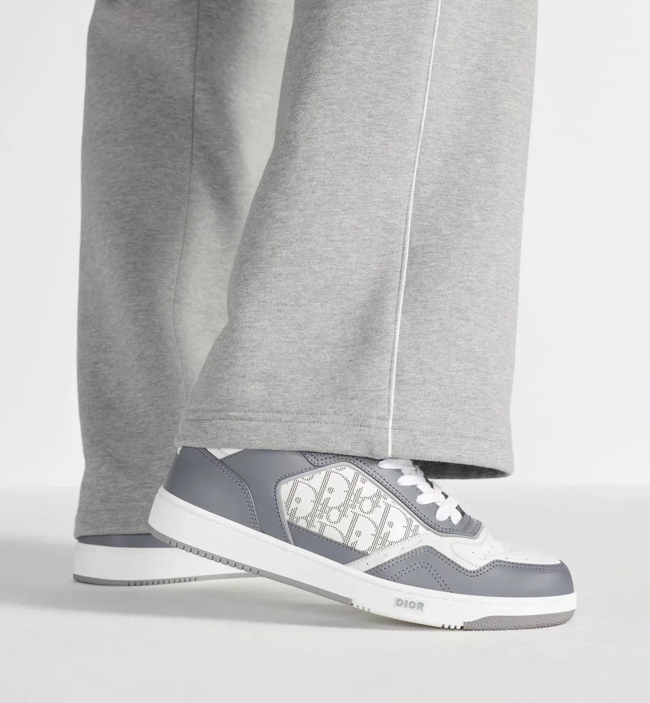 B27 Low-Top Sneaker