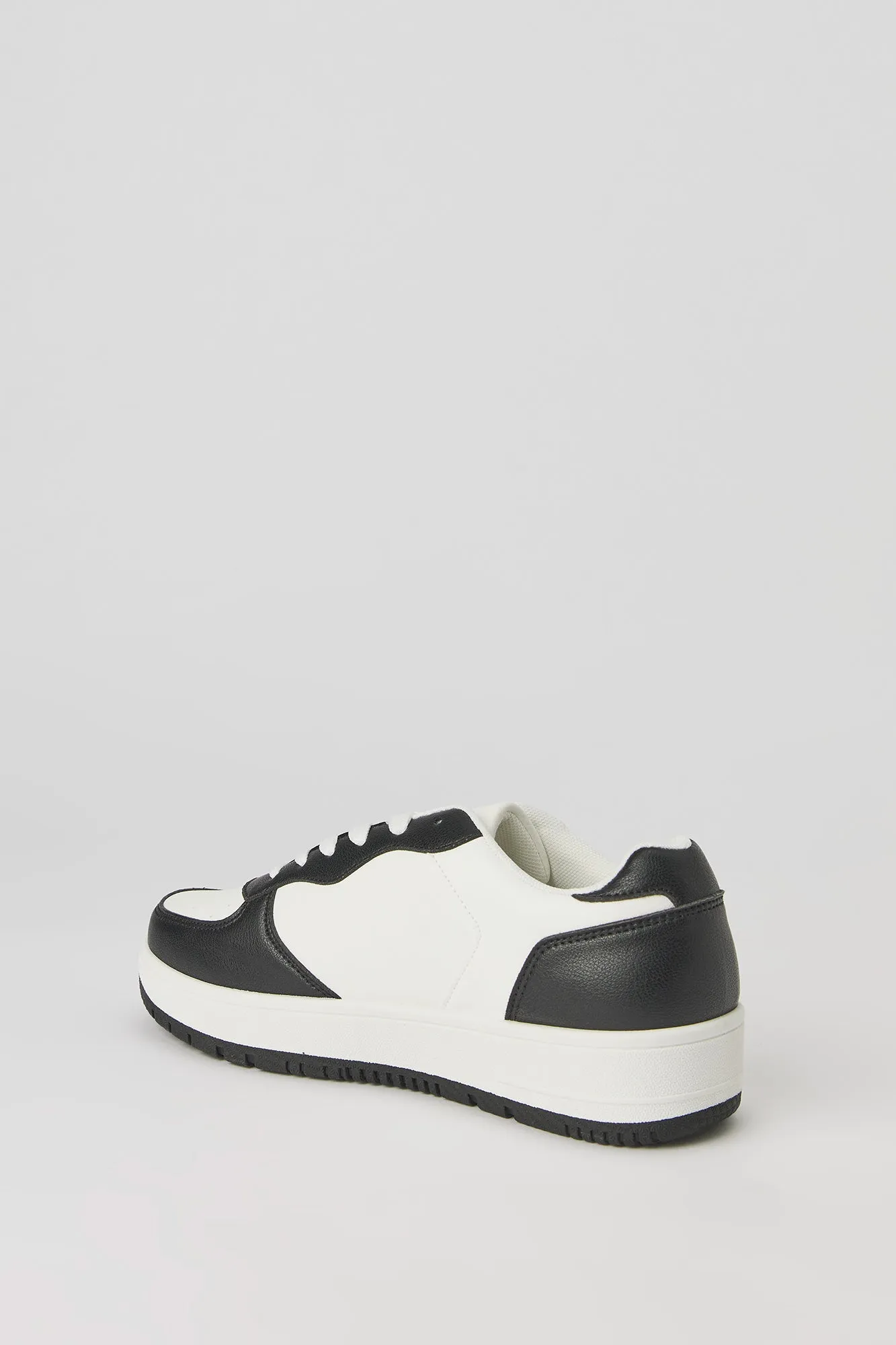 Classic Low Top Lace Up Sneaker
