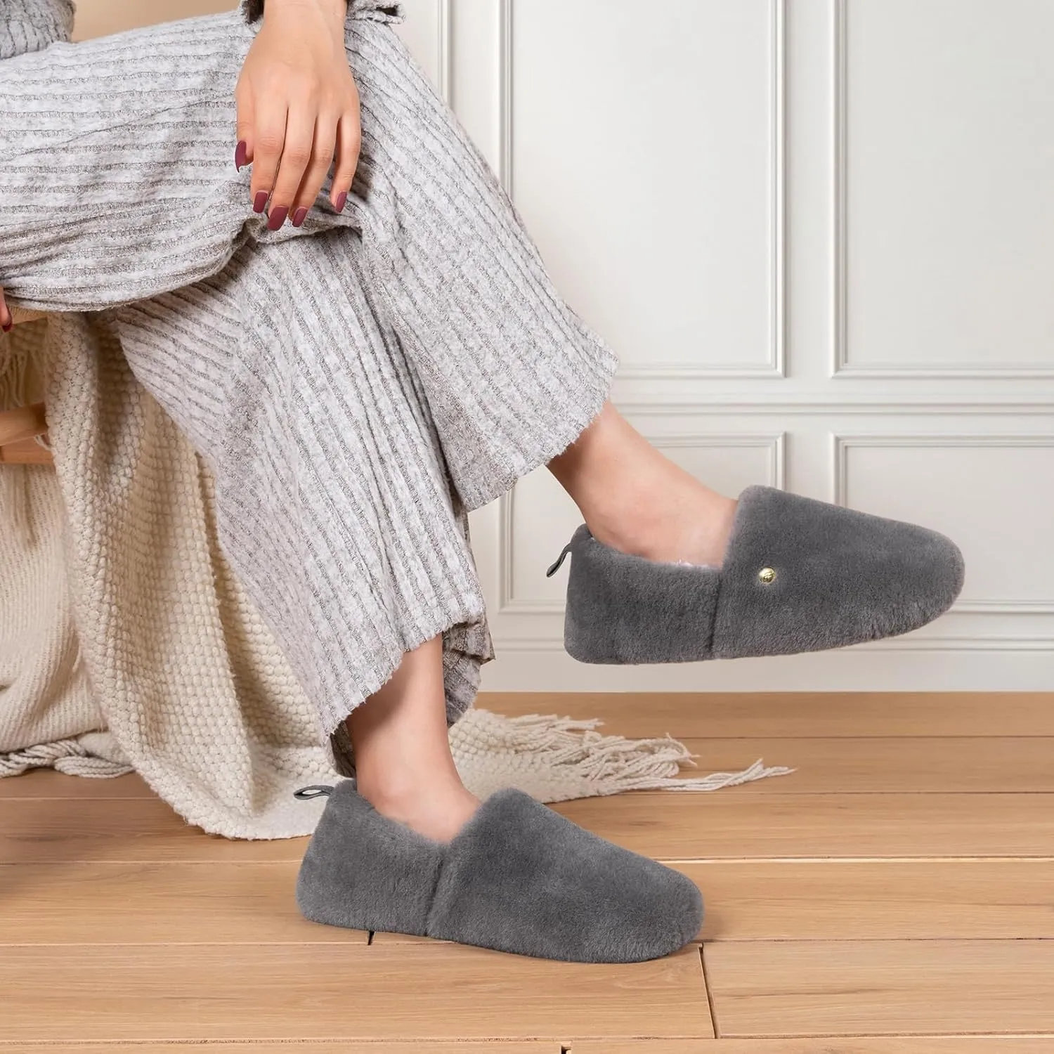 EverFoams Women's Closed Back Slippers Fuzzy Faux Wool Soft Lightweight Non Slip House Shoes
