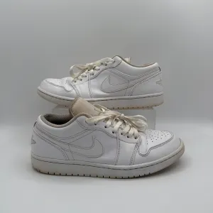 Jordan 1 Low Triple White *pre-owned* (SIZE 9.5)