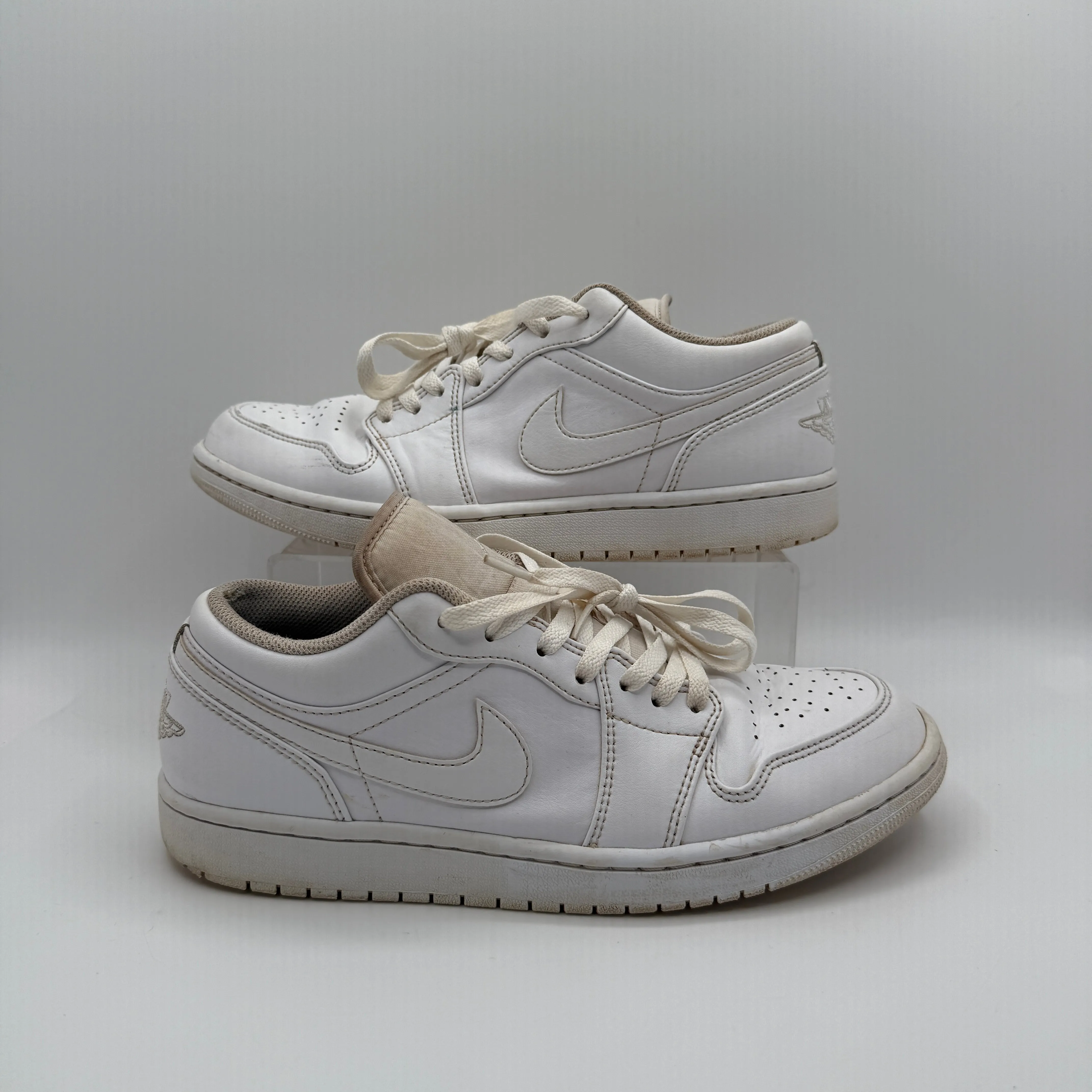 Jordan 1 Low Triple White *pre-owned* (SIZE 9.5)