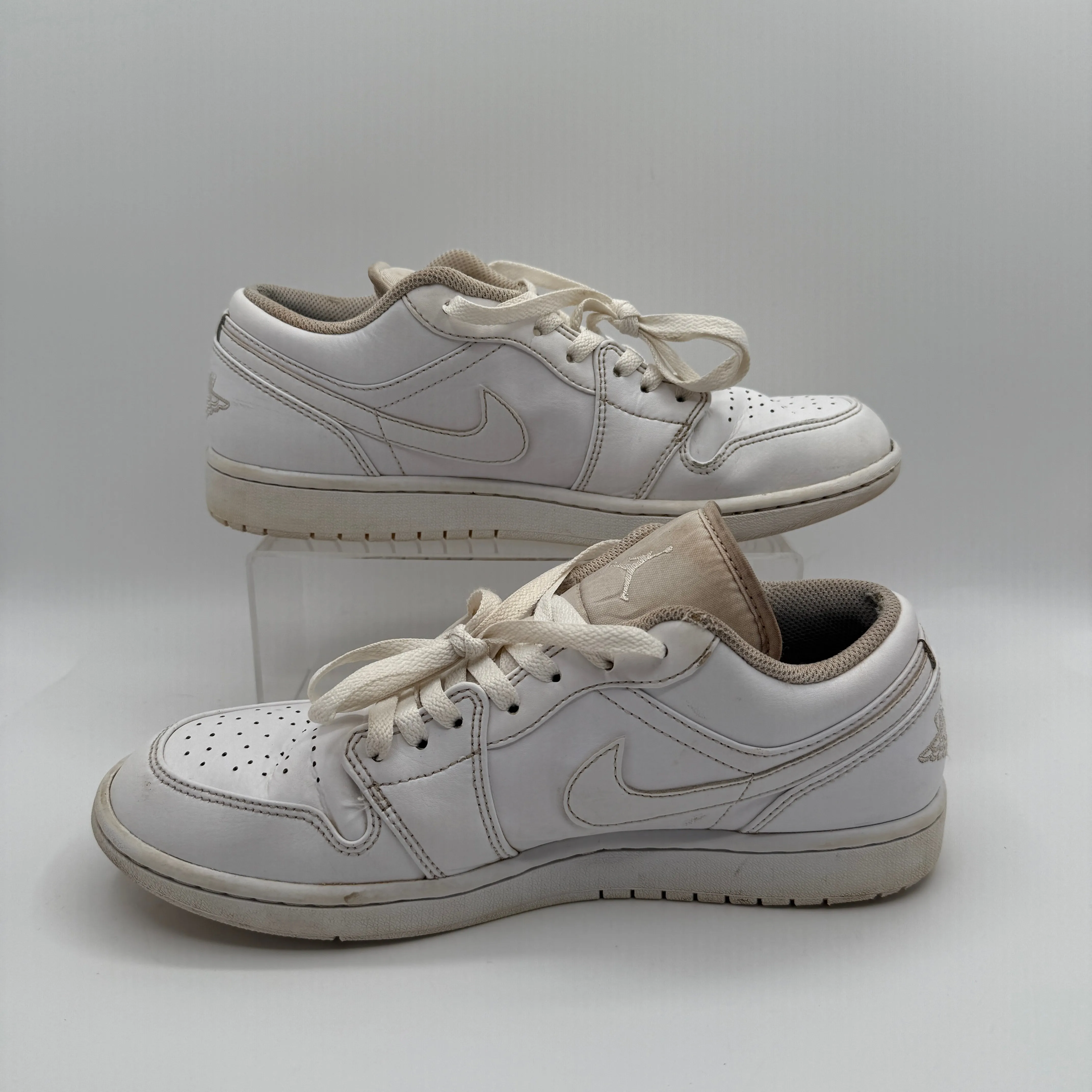 Jordan 1 Low Triple White *pre-owned* (SIZE 9.5)