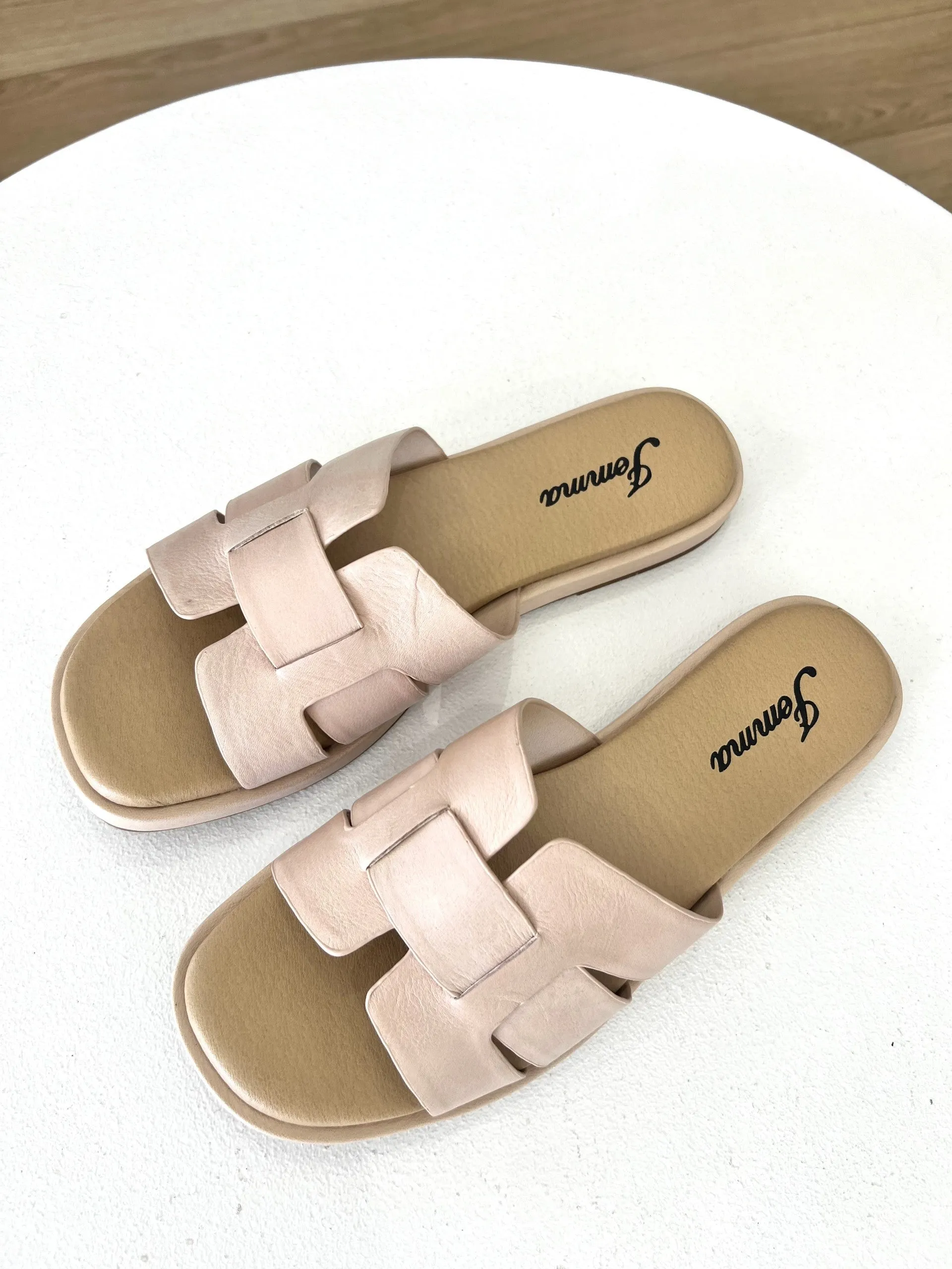 LOTTIE LEATHER SLIDE || BLUSH