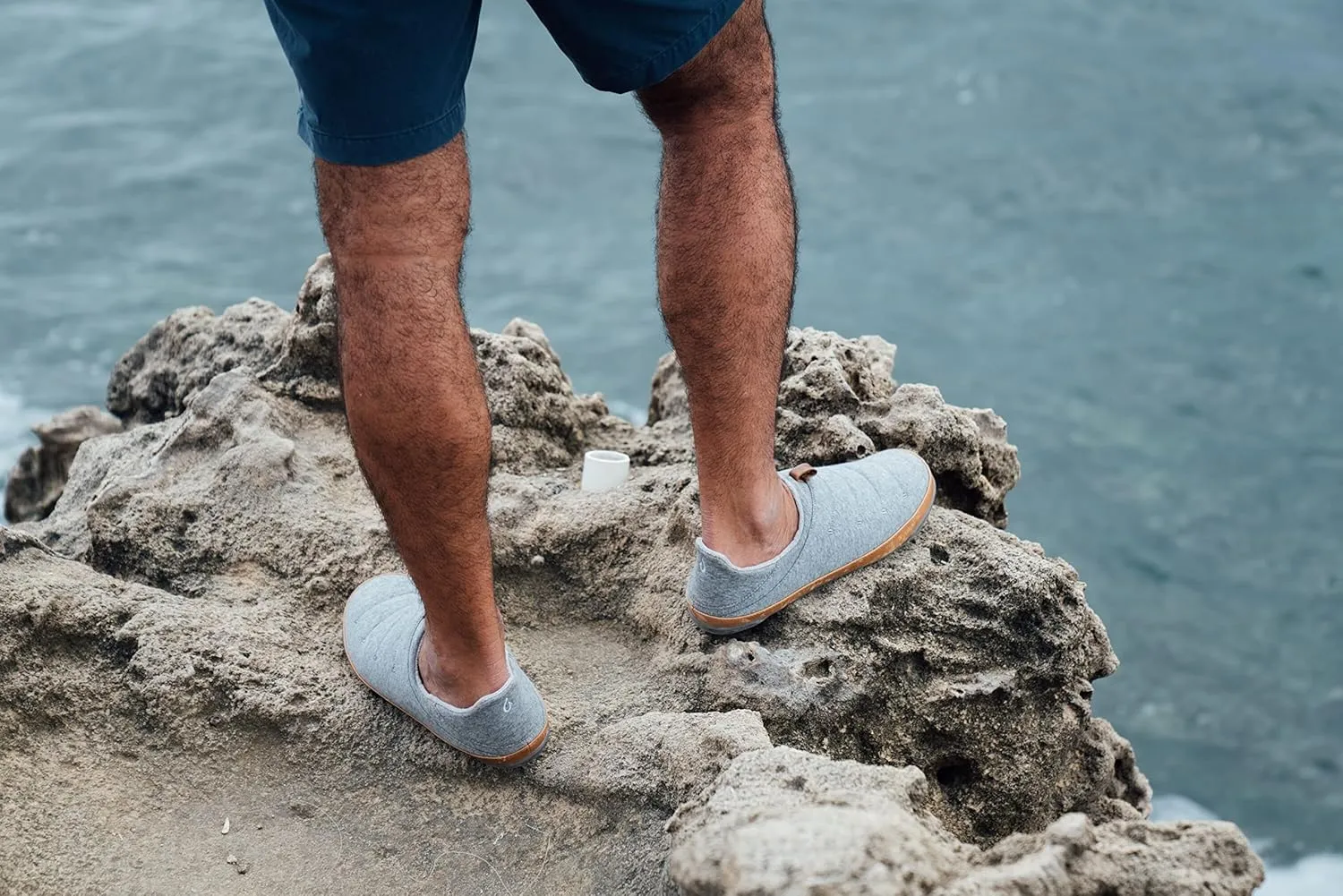 OluKai Mahana Men’s Soft Cotton Slippers, Cotton Blended Jersey & Full-Grain Leather Pull Loop, Comfortable & Breathable Fit